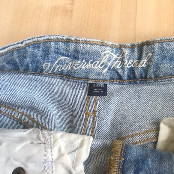 Universal Thread Mom Jeans in light wash - Picture 6 of 7